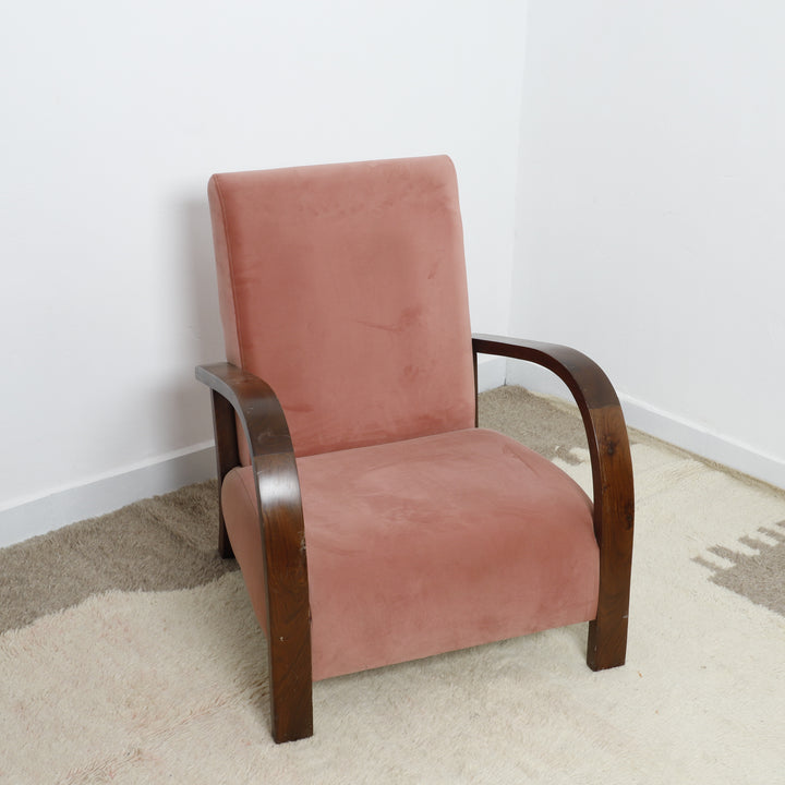 Cozy, minimalist lounge chair perfect for modern