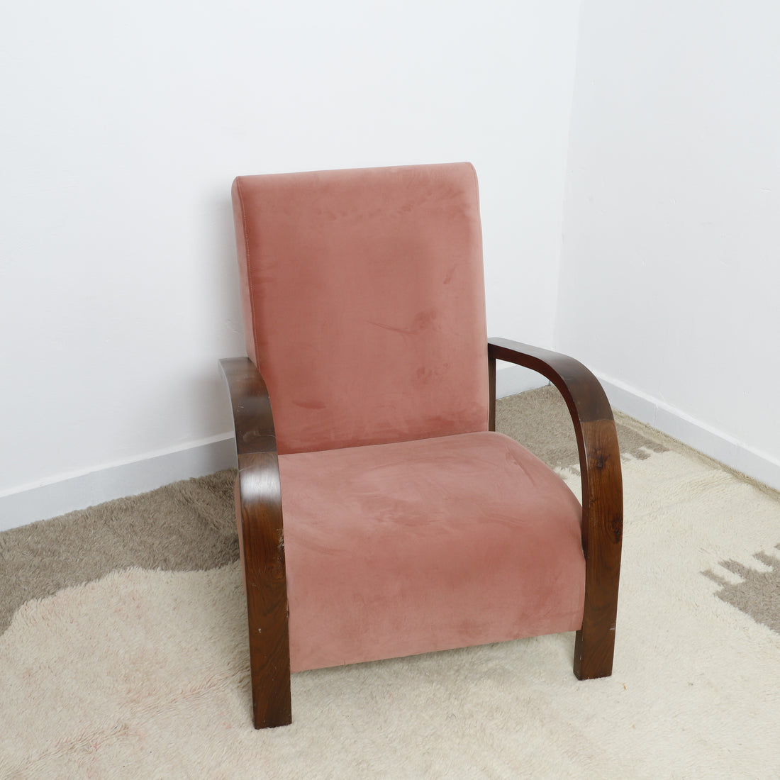 Cozy, minimalist lounge chair perfect for modern
