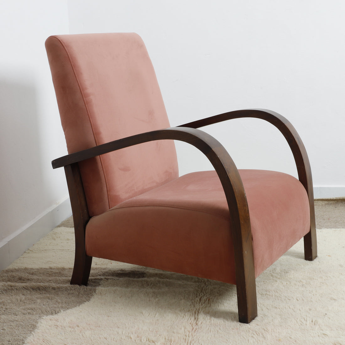 Cozy, minimalist lounge chair perfect for modern