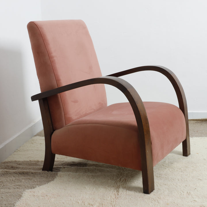 Cozy, minimalist lounge chair perfect for modern