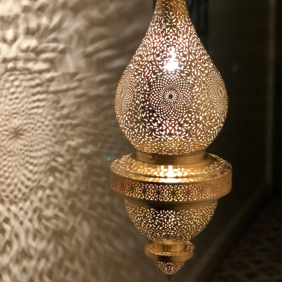 Moroccan pendant light in brass with intricate patterns for a warm and elegant home decor