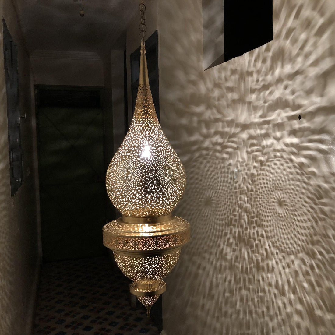 Moroccan pendant light in brass with intricate patterns for a warm and elegant home decor