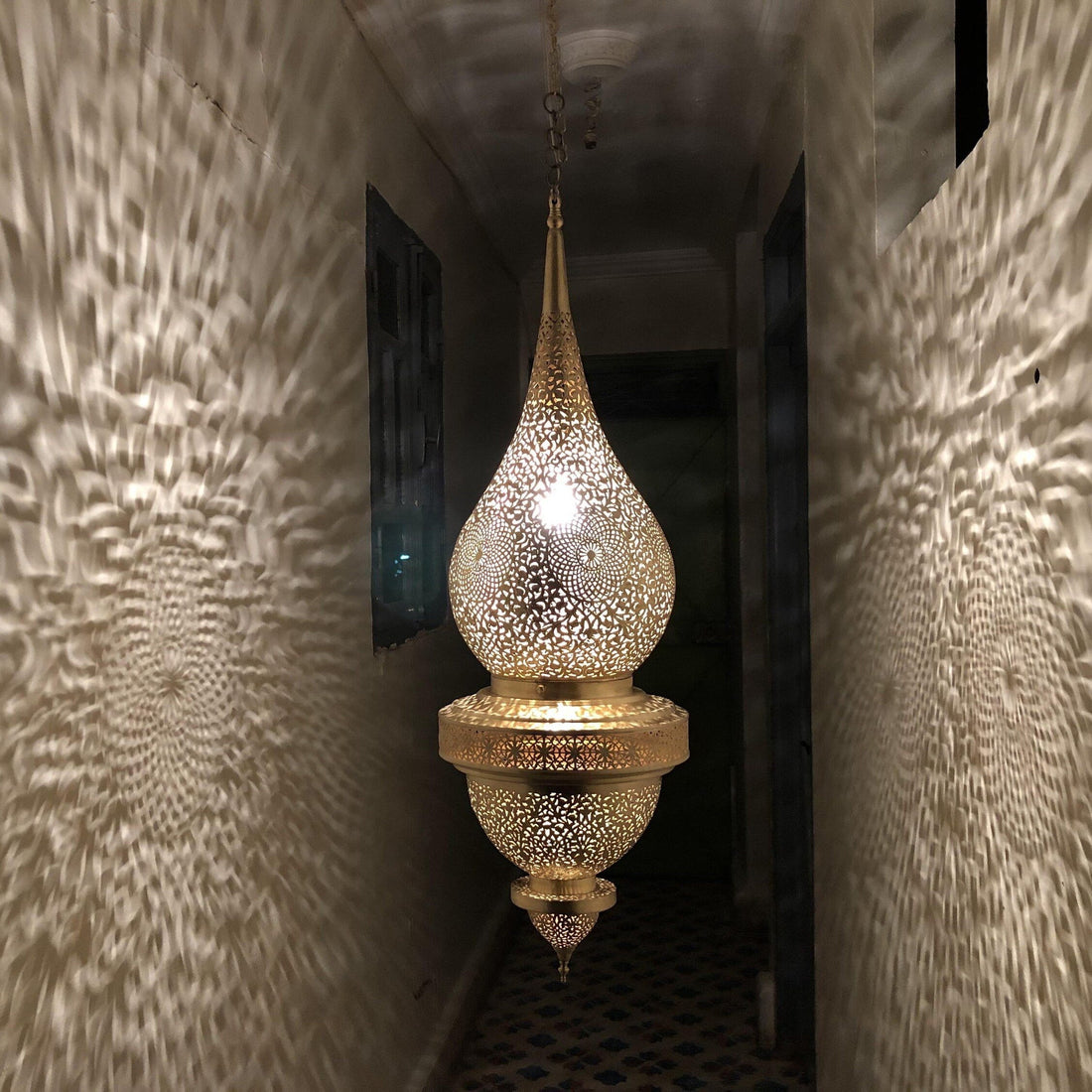 Moroccan pendant light in brass with intricate patterns for a warm and elegant home decor