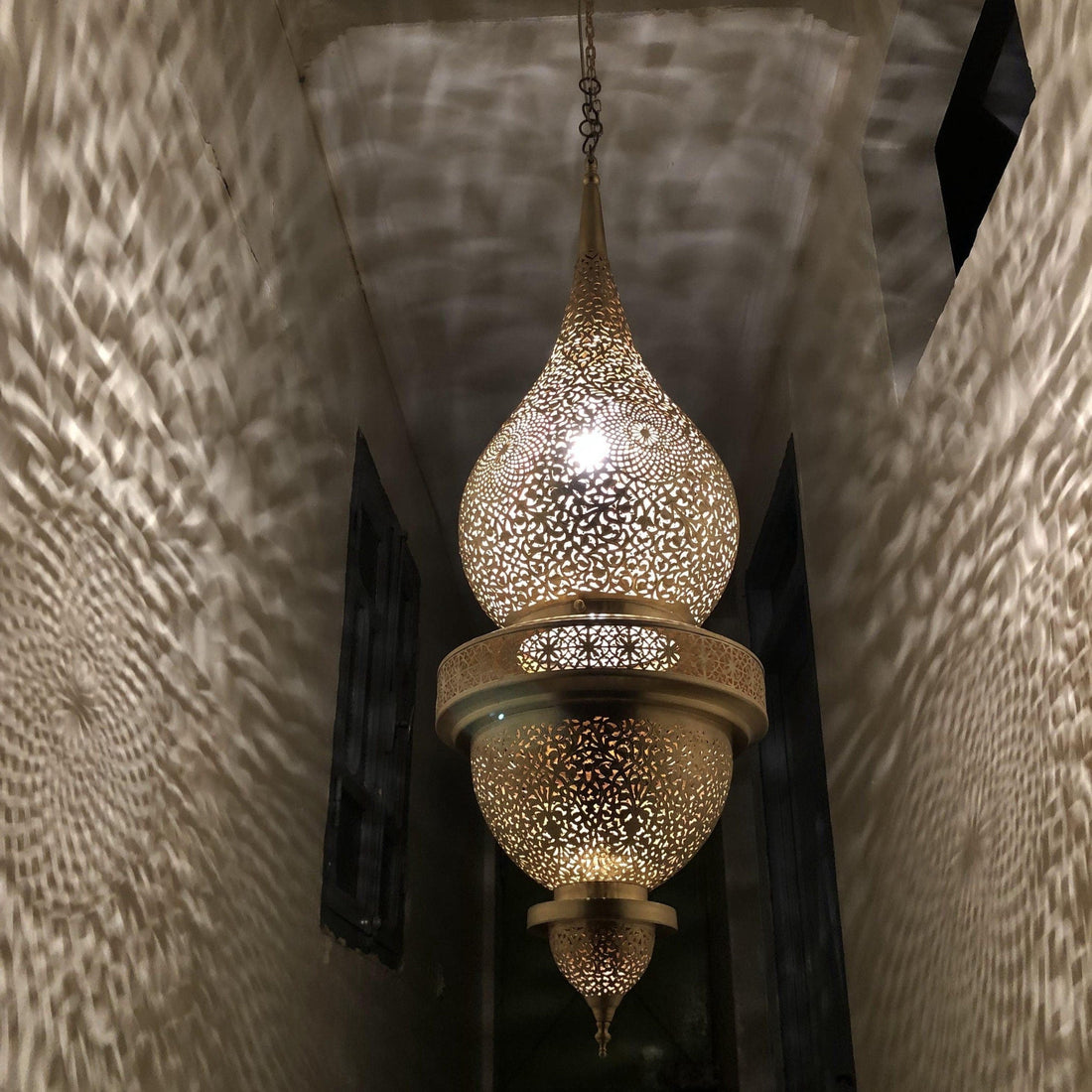 Moroccan pendant light in brass with intricate patterns for a warm and elegant home decor