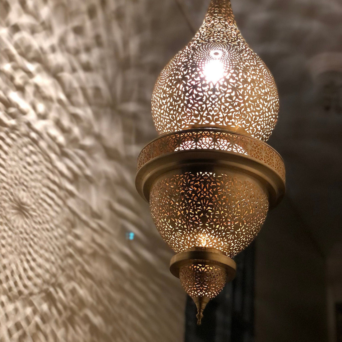 Moroccan pendant light in brass with intricate patterns for a warm and elegant home decor